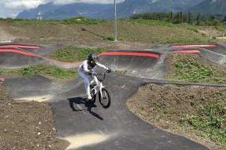 La championne du monde bernoise Christa von Niederhäusern a effectué un premier tour de piste sur le pumptrack de Monthey